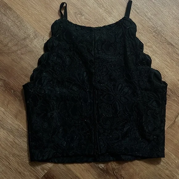 Super cute glittery halter top with floral detailing - Picture 2 of 2
